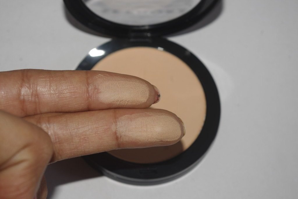 Sephora-8HR-Matifying-Pressed-Powder-Review-and-Swatch-Shade30-Medium-Sand